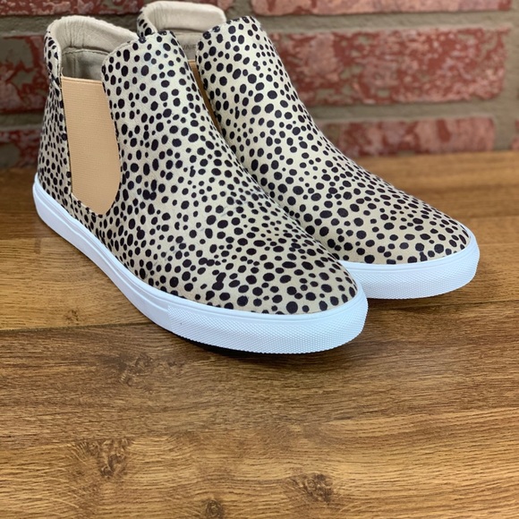 Shoes - Fabulous cheetah pull on sneakers